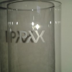 Pax logga glas. Varför inte bjuda sina kunder med bubbel med företags logga på glaset.